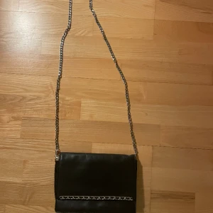 Axelremsväska  - Inga defekter och endast använd några få gånger, inköpt second hand💕