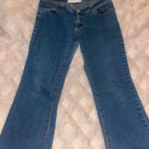 Bootcut jeans  - Mått till jeansen💖 Längd: 89 cm Bredd: 40 cm Så de är ej så långa men dem är jätte fina, om man är 165 cm skulle dessa passa perfekt men samt under den längden💖 Dessa är helt nya har aldig använt !