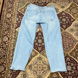 Bershka straight leg jeans  - Bershka straight leg jeans 90s wide passfrom 38 väldigt bra skick Passar bra på folk som är 170+ och har 28+ i waist  Diskutera pris