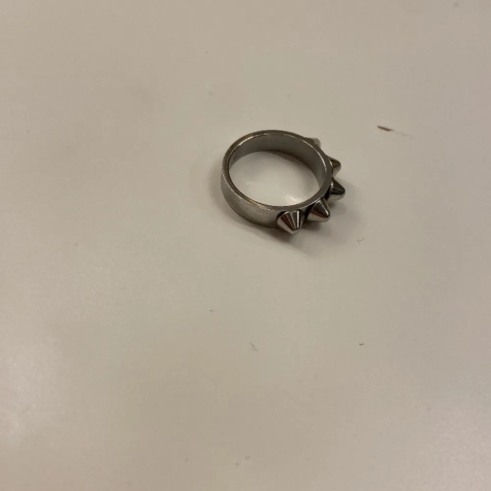 En super fin peak ring i silver från Edblad. Jag fick den i julklapp 2023 och den är snålt använd då jag hellre använder guld. Storleken är S/16.80. Orginalpriset är 349kr, jag säljer för 249kr+frakt. Accessoarer.