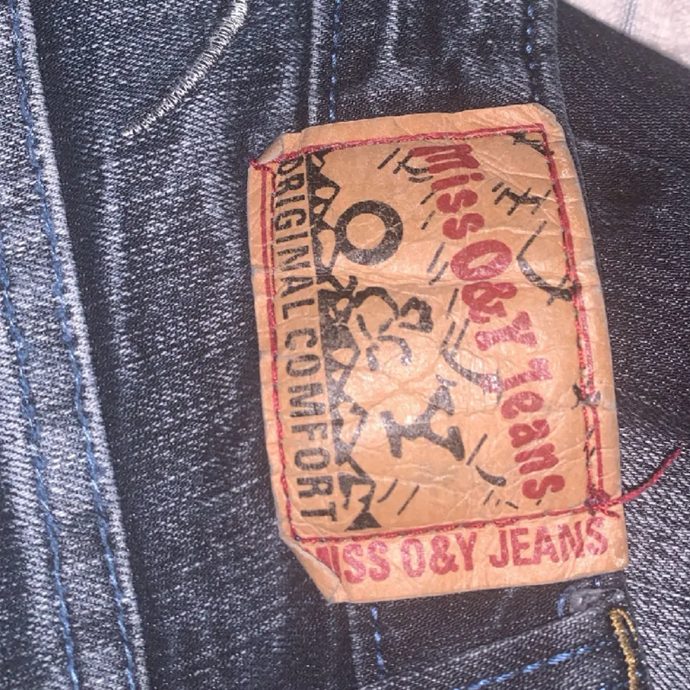 Jätte snygga jeans som har detaljerade bakfickor. De är i modellen lågmidjade bootcut och är ganska långa men det är snyggt eftersom det formas bra. Skriv om ni är intresserade eller har frågor 😊❤️. Jeans & Byxor.