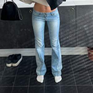 Intresse koll på dessa lågmidjade Crocker  jeans som är hur coola som helst! Sitter som en smäck verkligen!😍💗kontakta vid intresse! Går även att köpa via ”köp nu” knappen💓