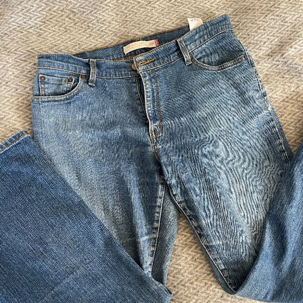 Så fina vintage Levis som tyvärr inte passar mig! :( De passar många olika storlekar beroende på hur man vill att de ska sitta, hade varit så fint att ha oversized också! Den andra bilden blev lite konstig med nåt mönster, de är bara blåa irl!. Jeans & Byxor.