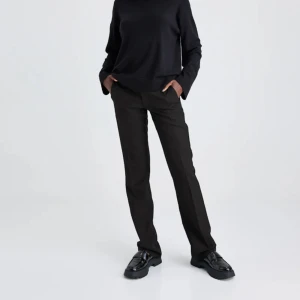 Bikbok tall vera kostymbyxa  - Säljer nu ett par kostymbyxor från bikbok( vera tall kostymbyxa med låg midja) som är helt slutsålda. Säljer då jag köpte två olika storlekar. Köpt för 500🌟