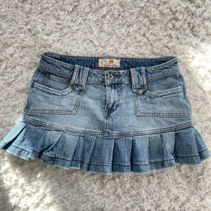 Jeanskjol  - Världens snyggaste vintage jeanskjol från märket anchor blue. Tyvärr för stor för mig så säljer! Midjemått:36 total längd:27. Vill du köpa trycker du på köp nu, jag postar inom 24h 