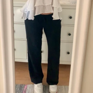 LINNEBYXOR  - Svarta low-waisted linnebyxor från H&M. Säljer pga att dom är för små för mig. Jag är 165 för referens.  Väldigt bra skick.