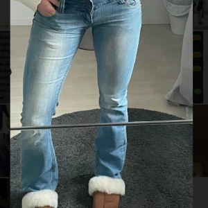 Low waist jeans  - Säljer mina sjukt snygga lågmidjade jeans då jag inte använder dom. Dom är i väldigt fint skick, skriv för fler bilder ❤️jag är 173