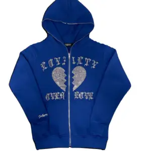 En zip hoodie som har en zip hela vägen upp,färg röd💓kostar 700kr på hemsidan säljs för 300kr (pris går att diskuteras)