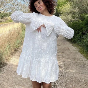 Studentklänning nakd  - Säljer denna slutsålda studentklänning från nakd,  så fin men satt tyvärr inte som jag ville. Skriv för frågor och bilder 💕