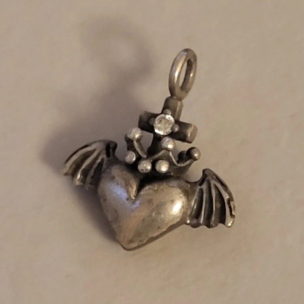 En fin hjärtberlock som påminner lite om draculara haha 🫶🏻 typ 2.5 cm hög. Accessoarer.