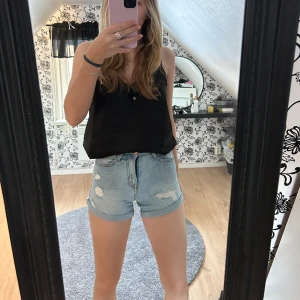 JEANS SHORTS - Säljer mina snygga jeans short då de är för små för mig, de är i fint skick men kommer inte till användning. Hör av er vid frågor!🤗 KÖPAREN STÅR FÖR FRAKT