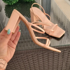 Sandals 38 - I ordered last year the same model 38 and 37 in different colors and I decided to sell these  they are comfortable 