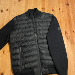 Moncler cardigan - Svart moncler cardigan svartmärke 10/10  Pris kan diskuteras  om ni har några frågor bara att skriva privat Bara snabba köp
