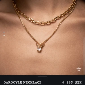 Maria Nilsdotter halsband - Intresse koll på mitt Maria halsband. Köpte för 2 veckor sen men är ganska osäker eftersom jag har bara silvriga smycken❤️ köpt för 4200kr och är helt ny! Den har även slutat säljas.
