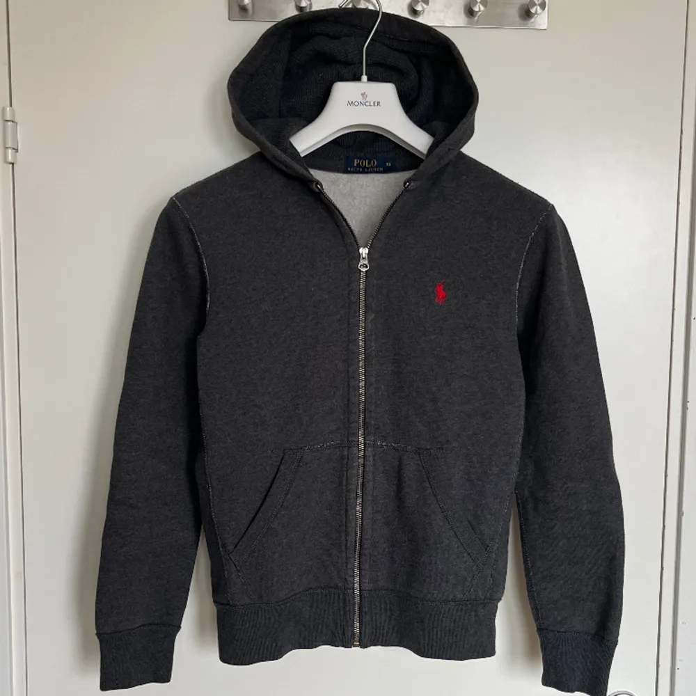 Ralph Lauren Grey Hoodie. Size XS. In a good condition without defects. Retail price is around 1900 kr. Selling only from Plick 