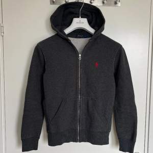 Ralph Lauren Grey Hoodie. Size XS. In a good condition without defects. Retail price is around 1900 kr. Selling only from Plick 