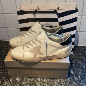 Golden Goose - Säljer dessa trendiga Golden Goose skor i storlek 43, skorna har mycket kvar att ge och söker en ny ägare, Skriv för eventuella frågor eller funderingar🤝🏼