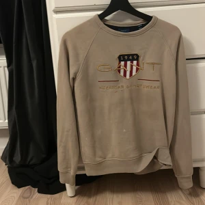 Gant hoodie - Har lite fläckar på sig
