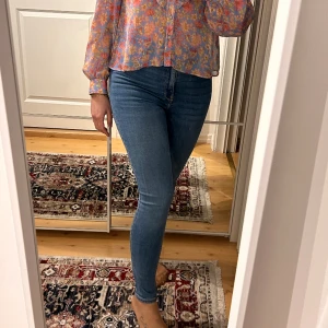 Stretch jeans Gina Tricot - Stretch jeans från Gina Tricot i modellen Molly. Den är ganska stretchiga och är i storlek M. Använt ett par gånger. 