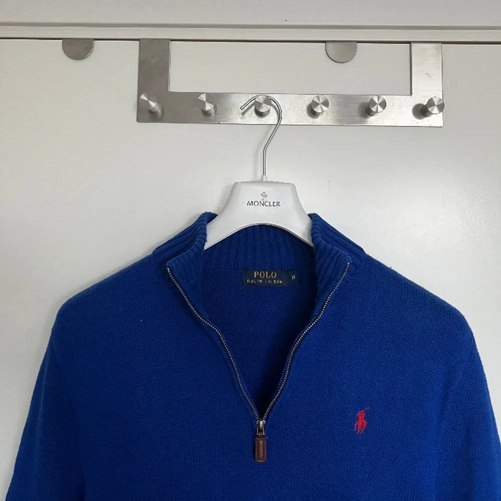 Ralph Lauren Marine Blue Half-Zip Knitted Sweater. Size M. In a good condition without defects. Retail price is around 1900 kr. Selling only from Plick 
