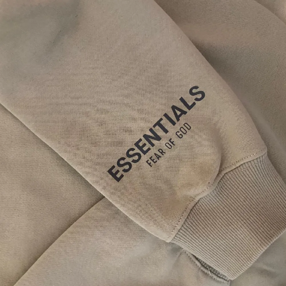 FoG Essentials Matcha Sweatshirt som nytt 👌. Perfekt inför våren. Size L, passar mig perfekt (180cm och 80kg) 🤙. Hoodies.