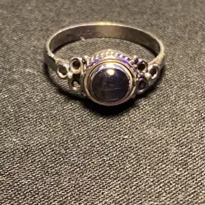 Silver ring finns att hämta i Hökarängen.  Stolek: 95  925 silver.