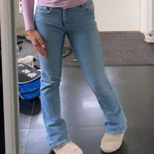 fina jeans från gina young. köpt för ca 1 år sen. ganska fint skick, skulle säga att de är hyfsat low waist.