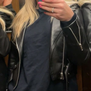 skinnjacka  - skinnjacka från bikbok. xs men skulle säga att den funkar som s. jätte fin, använd ganska få gånger, fint skick! köpt för ca 2 år sen.