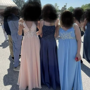 Balklänning  - Säljer min älskade balklänning som jag använt en gång på min bal i nian🫶 Superfin knytning i ryggen och fin brodering på bröstet. Köpt för 1800kr på JJ’s house💓