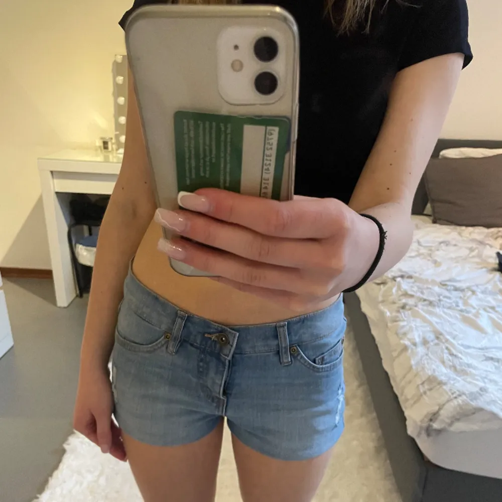 As snygga jeans shorts som från början var ett par jeans! Midjemått: 37,5 cm tvärs över. Shorts.