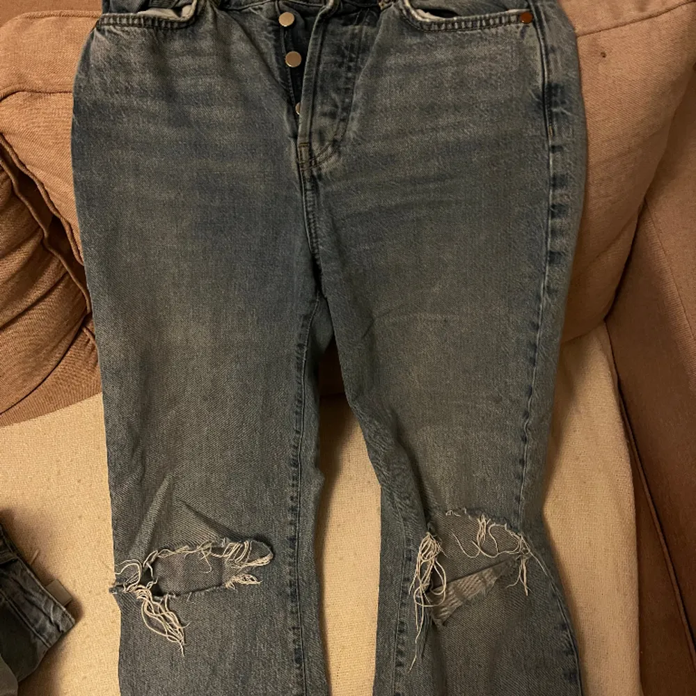 Jeans från bik bok. Avklippta vid kanten eftersom de var för långa. Midjan 27 och enligt lapp längd 32 men efter klippningen passar mig som är 166cm lång. Vänstra hålet har gått sönder.. Jeans & Byxor.