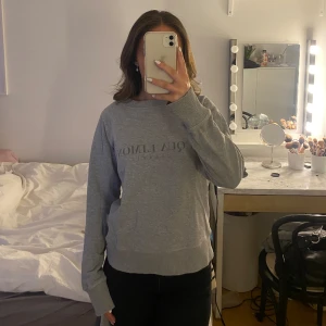 Acqua limone långärmad sweatshirt  - En fin ljus grå acqua limone tröja. Med mycket bra kvalitet och väldigt skön. Ordinarie pris är 1099 kr men säljer för 400kr. 🍋