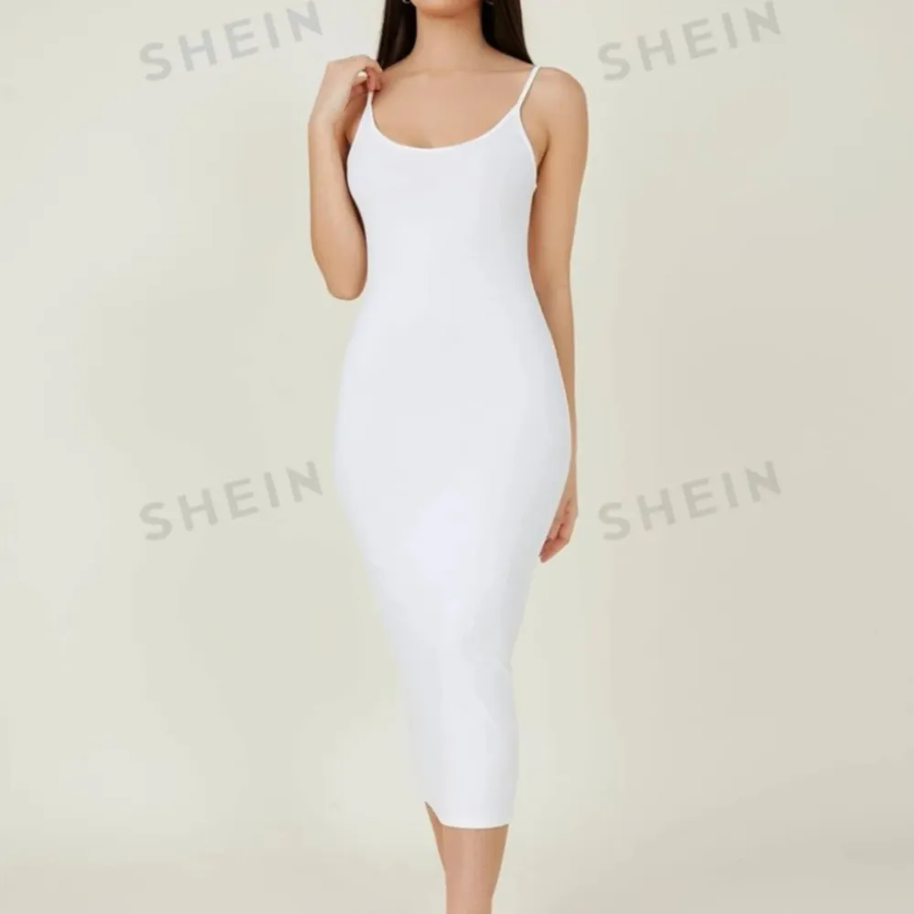 Säljer denna vita klänningen från shein då jag aldrig har använt den. Den är lite genomskinlig om man har svart under som man kan se på bilden. Jag är 170 ish🤍. Klänningar.