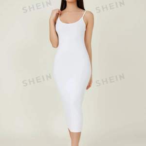 Säljer denna vita klänningen från shein då jag aldrig har använt den. Den är ej genomsklinlig, skriv för egna bilder🤍