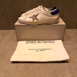 Golden Goose - Hej! Nu säljer jag dessa riktigt feta och eftertraktade golden goose skor, storlek 40 men passar 41-42. Skicket på skorna är 10/10, helt nya! Box och dustbag ingår samt äktighetsbevis vid köp! Bara höra av sig om du har frågor eller funderingar🙌🤝