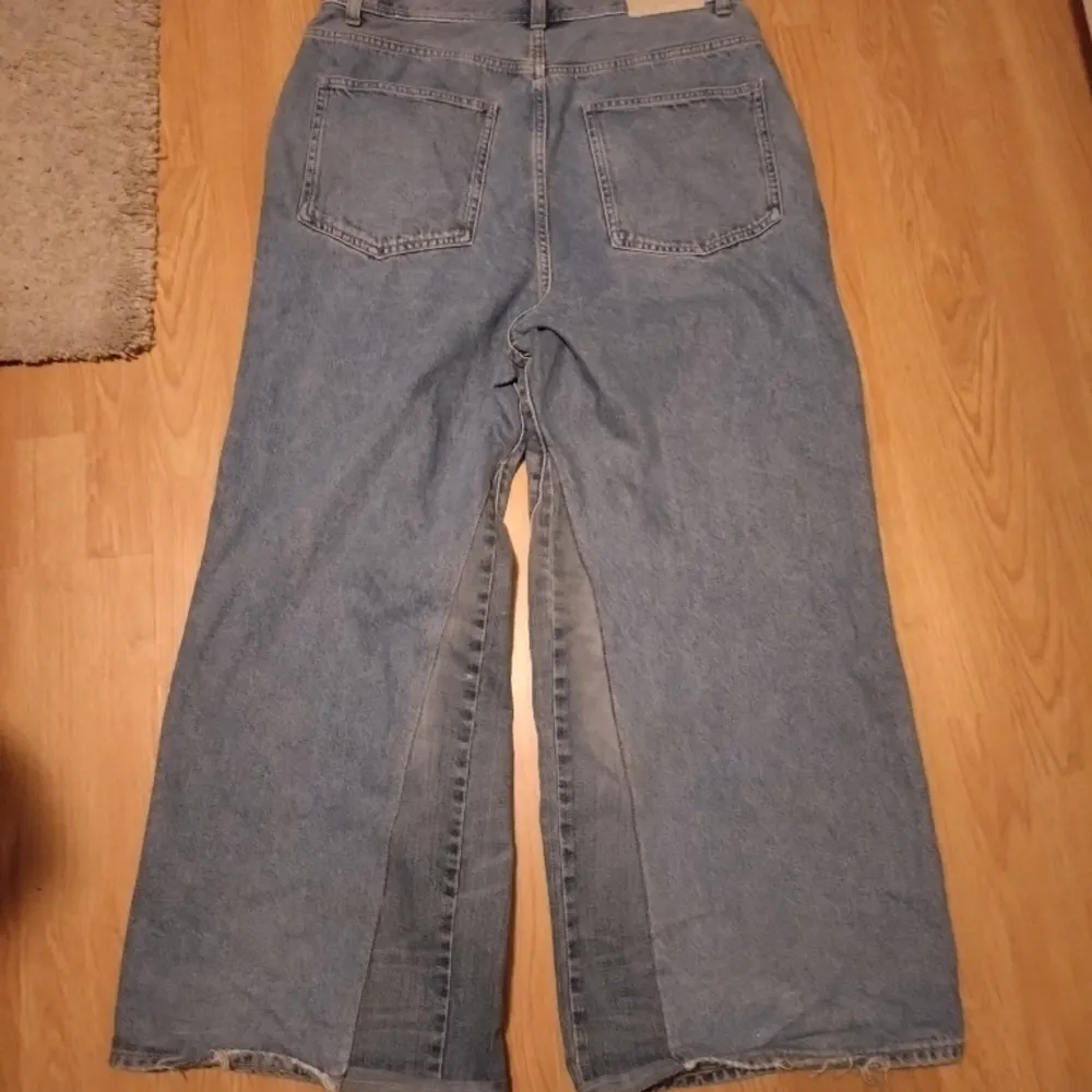 Ett par blåa baggy jeans som jag själv sydde i benen för att få dom större. Midja: 44 Beöppning: 34. Jeans & Byxor.
