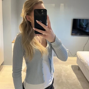 Kofta - Snygg blå kofta!  Kan ha både öppen och stängd!  Köpare står för frakt. 