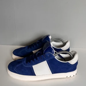 Valentino flycrew - Säljer ett par snygga valentino flycrew i storlek 41, cond 9/10 knappt använda. Tillkommer endast skor