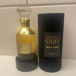 Lattafa Velvet Oud 100 ml orientalisk parfym unisex - Endast tagit ett par sprut men den föll mig tyvärr inte i smaken.  Mer åt det manliga hållet än kvinnliga enligt mig.  Eau de parfum unisex Lattafa Velvet Oud:  - en orientalisk doft - läderdoft - fougèredoft  för personer med en okonventionell stil
