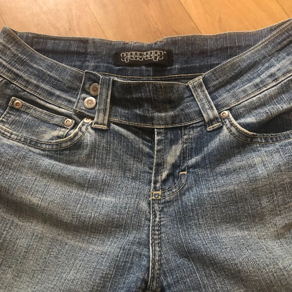 Säljer dessa as snygga jeans för de är lite för små för mig⭐️Lågmidjade och passar perfekt i längden för mig som är 167cm🩷Skulle säga att de blir för korta om man är längre än 170cm🥰Står ingen storlek men passar en 34/36🌸 . Jeans & Byxor.