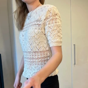 zara topp - säljer min sjukt snygga zara topp som är andvänd 1-2 gånger. Den e fantastisk fin och särskilt nu till sommaren🥰 Bilderna är lånade men om man vill ha fler bilder är det bara att kontakta!!