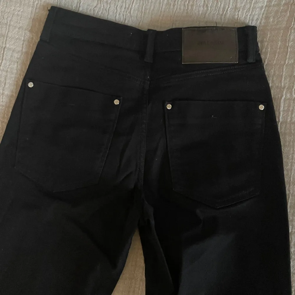 Helt nya svarta jeans från Zara, endast testade. Storlek 34/XS. Slutar lite nedanför ankeln på mig som är 164 cm 💕. Jeans & Byxor.