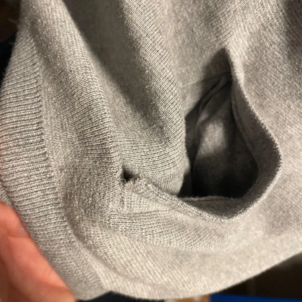 Hej säljer denna gråa Ralph lauren zip tröja. Skicket är fint utöver en liten defekte vid ena fickan (se bild 2) storleken är L Och han på bilden är 189cm lång. Skriv vid fler bilder eller funderingar!. Tröjor & Koftor.