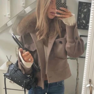 Meotine jacket - Säljer min knappt använda bruna meotine kappa som jag köpte förra året❤️ Storlek S/M, nypris: 2800kr. Skriv för fler bilder❤️