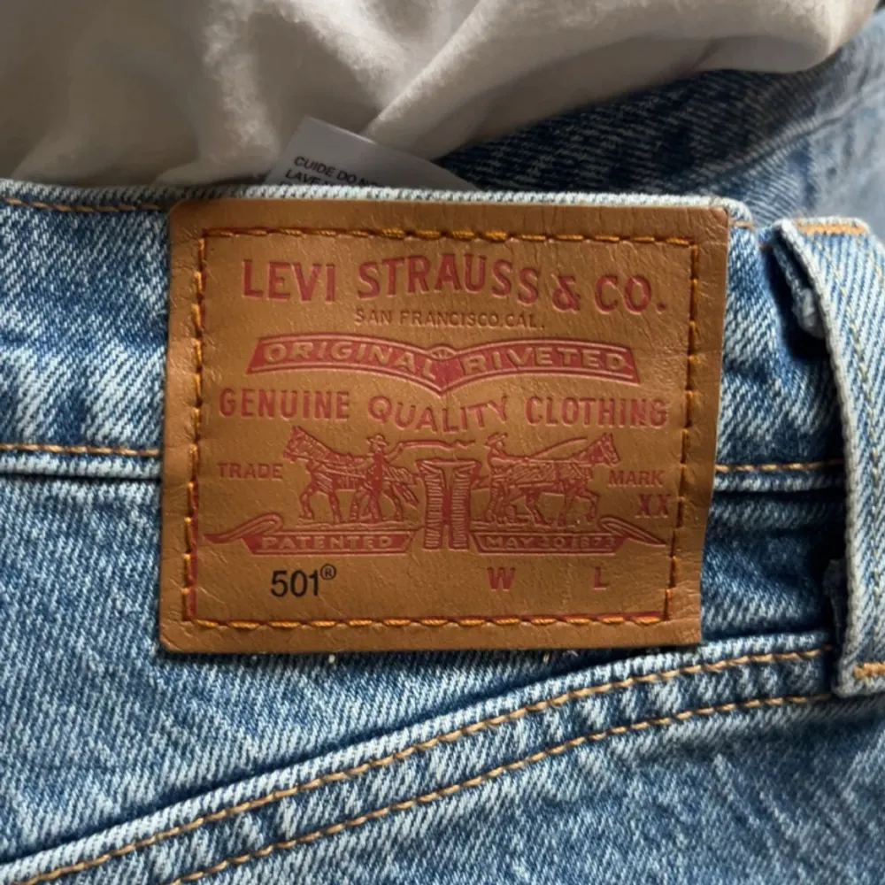 Jättefina 501 jeans från LEVI’S, använda endast en gång, skriv för mer bilder💗. Jeans & Byxor.