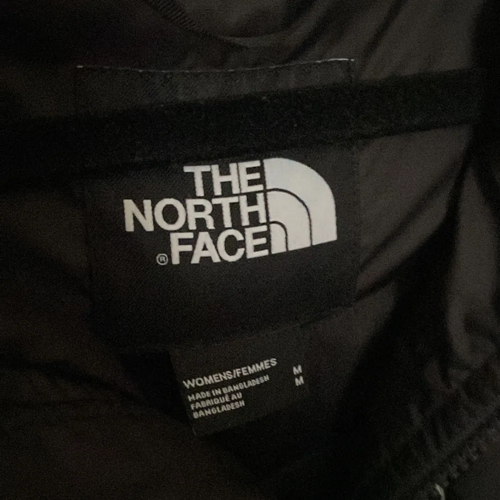 En the north face jacka tjej model sällan använd men har en skråma på framsidan som kan ses på sista bilden. Går att pruta vill bara bli av med den💕💕. Jackor.
