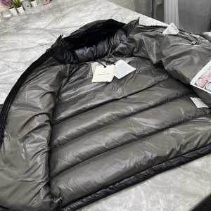 Moncler maya till salu  - Helt ny Moncler maya mina döttrar fick jackor i present men det passade inte dom, säljer så att dom kan köpa sina egna påse och ettiket medföljer äkta 