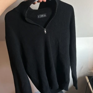 Zip tröja från mango - Svart zip tröja från mango Den är knappt använd och jag säljer den pga den är för liten för mig.  Vid snabb förhandling blir de bättre pris Ny pris 700kr