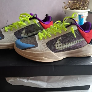 Kobe proto 5, (JerseyFrost) - Kobes med air zoom unit på både häl och framfot. Tveka inte på frågor eller prisdiskussioner 