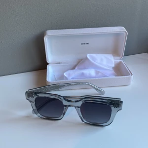 Chimi 04 - Detta är ett par solglasögon som är perfekta nu till sommarn. Dem är riktigt snygga och passar till mycket. Skicket på dessa är 8,5/10. Nypris ligger runt 1200. Om du har någon fråga elelr fundering så är det bara att fråga på.